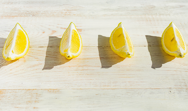 Limpiar el mármol con limón - Trucos de hogar caseros