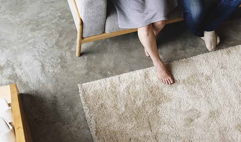 Cómo quitar manchas de chocolate de las alfombras - Trucos de hogar caseros