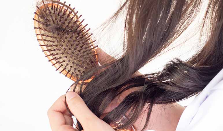 Limpiar los cepillos del pelo con bicarbonato - Trucos de hogar caseros