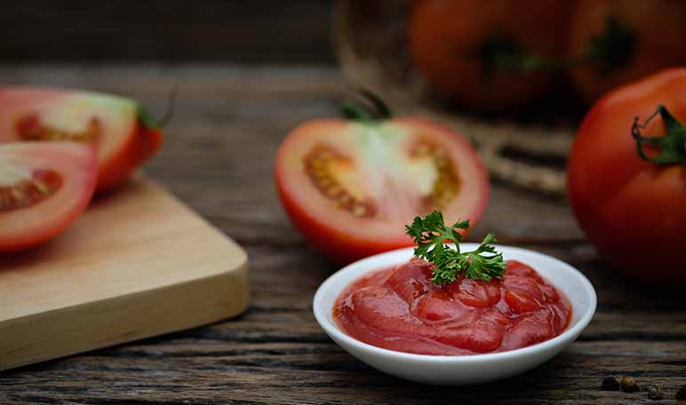 Eliminar las manchas de salsa de tomate con vinagre - Trucos de hogar caseros