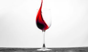 Cómo eliminar las manchas de vino con remedios caseros