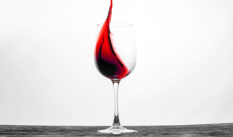 Cómo eliminar las manchas de vino con remedios caseros